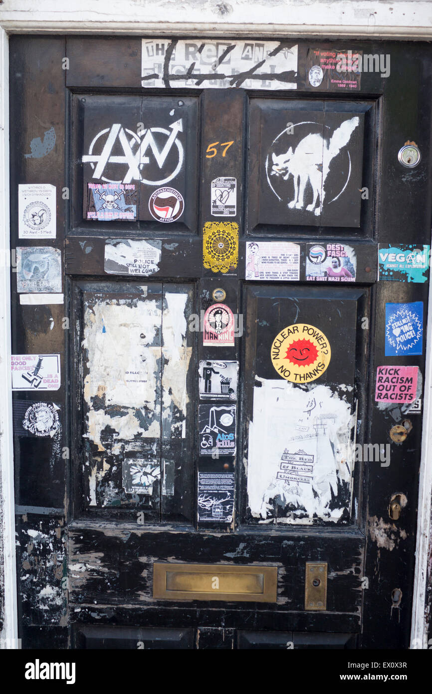 Porta tozza porta bloccata chiusa con ala sinistra e politica anarchica stickers Cardiff Wales UK Foto Stock