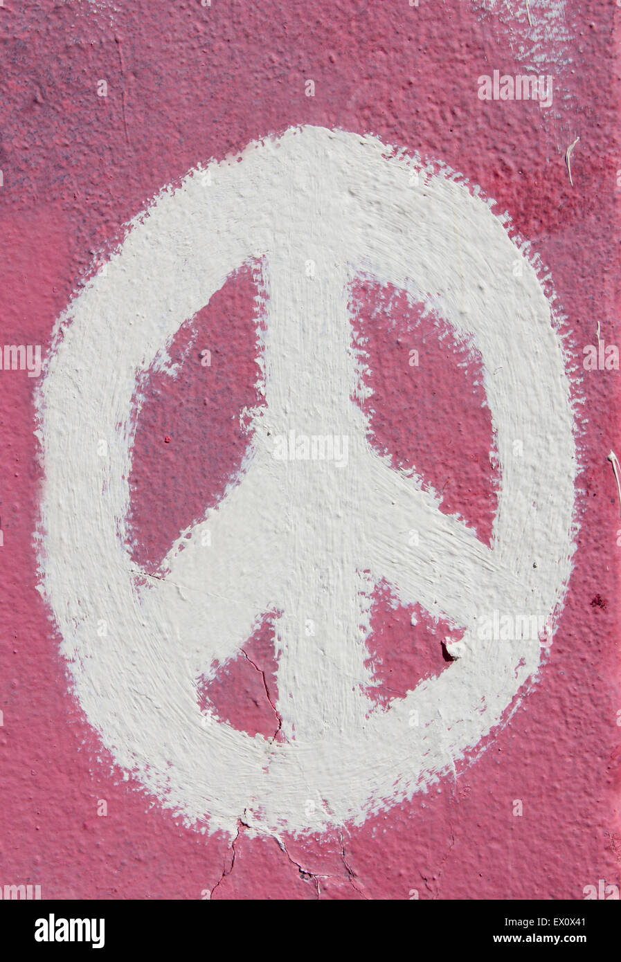 CND Campagna per il disarmo nucleare simbolo dipinto sul muro di graffiti Cardiff Wales UK Foto Stock