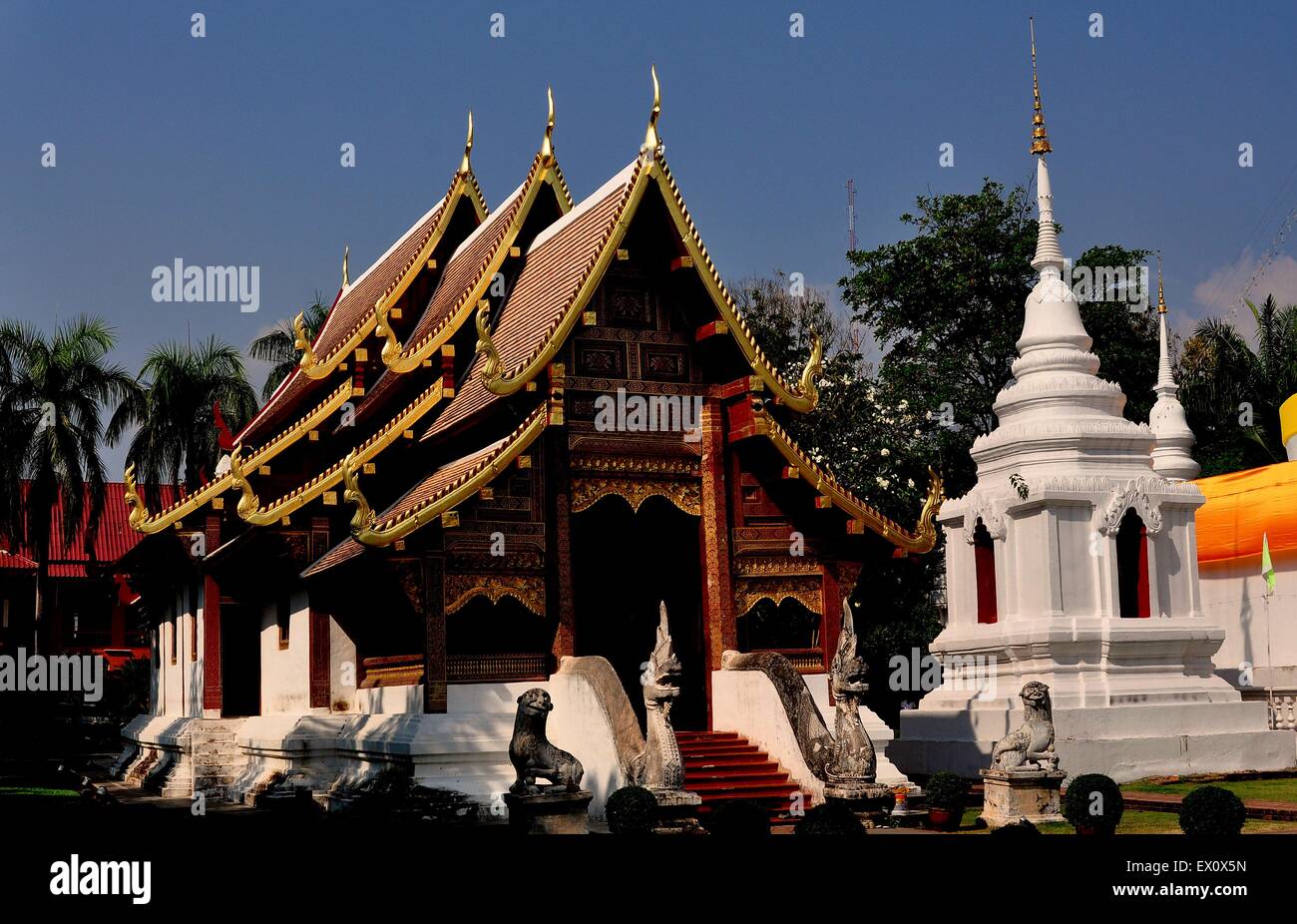 Chiang Mai, Thailandia lo squisito stile Lanna Phra Wihan Lai Kham con Drago Dorato tetto, decorazioni scolpite Foto Stock