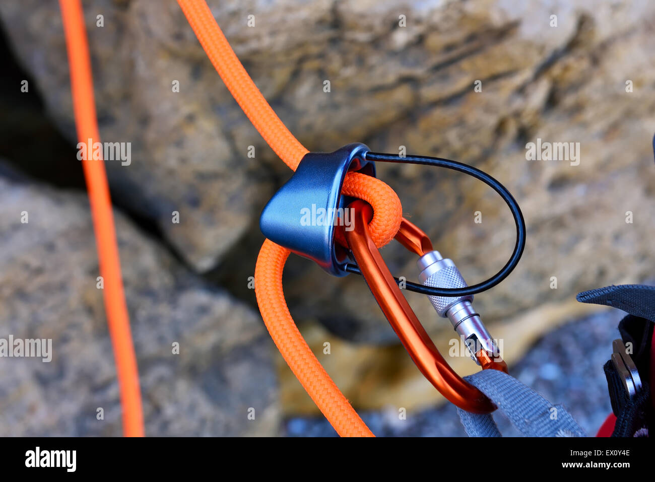 Moschettone arrampicata sulla corda arancione, close up Foto Stock