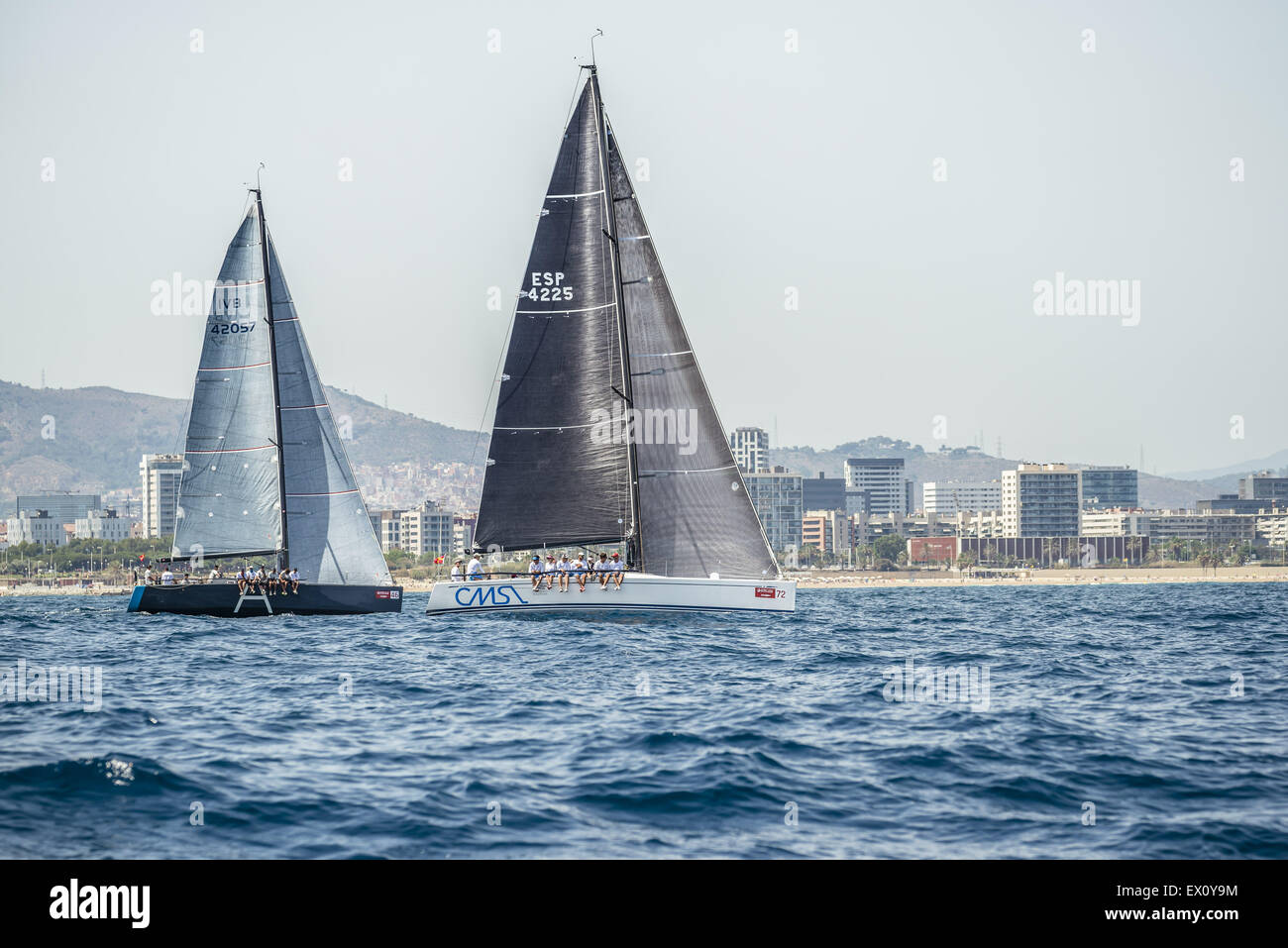 Barcellona, in Catalogna, Spagna. 3 Luglio, 2015. Il 'DIGITAL' alfa (L) e la 'Pez de Abril' sail nella parte anteriore della Barcellona costa durante gara 7 a competere in ORC B classe dell'ORC World Championship 2015 Credit: Matthias Oesterle/ZUMA filo/ZUMAPRESS.com/Alamy Live News Foto Stock