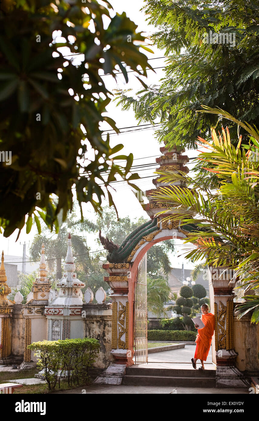 Un giovane monaco studi presso Wat Si Muang, Vientiane, Laos, P.D.R. Foto Stock