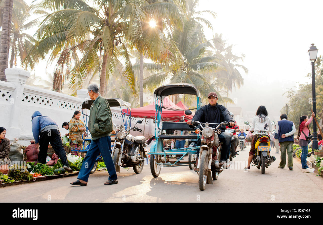 Laos Luang Prabang Sud Est asiatico Matthew Wakem soldato moto di trasporto persone cibo e bevanda struttura costruita cibo Hor Foto Stock