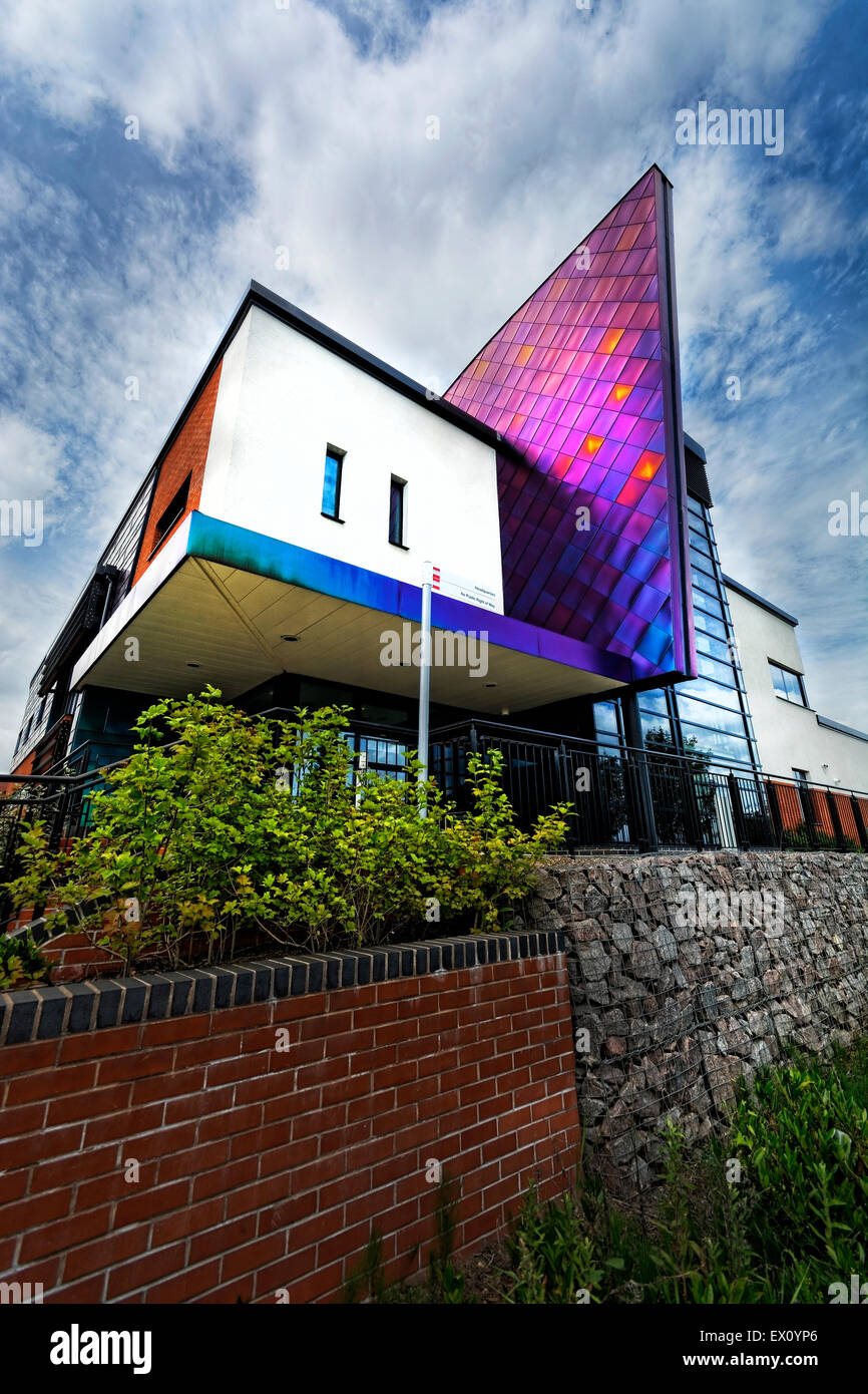Leicestershire servizio antincendio HQ a Birstall è un affascinante edificio con "alette" rivestito in una moltitudine di colori. Foto Stock