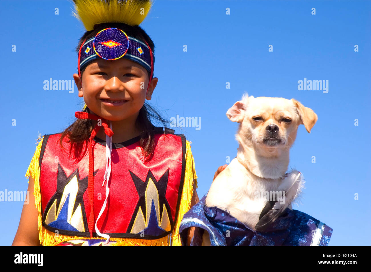 Native American Boy con il cane a Yakama Nation trattato giorno commemorazione, Yakama Indian Reservation, Toppenish, Washington Foto Stock