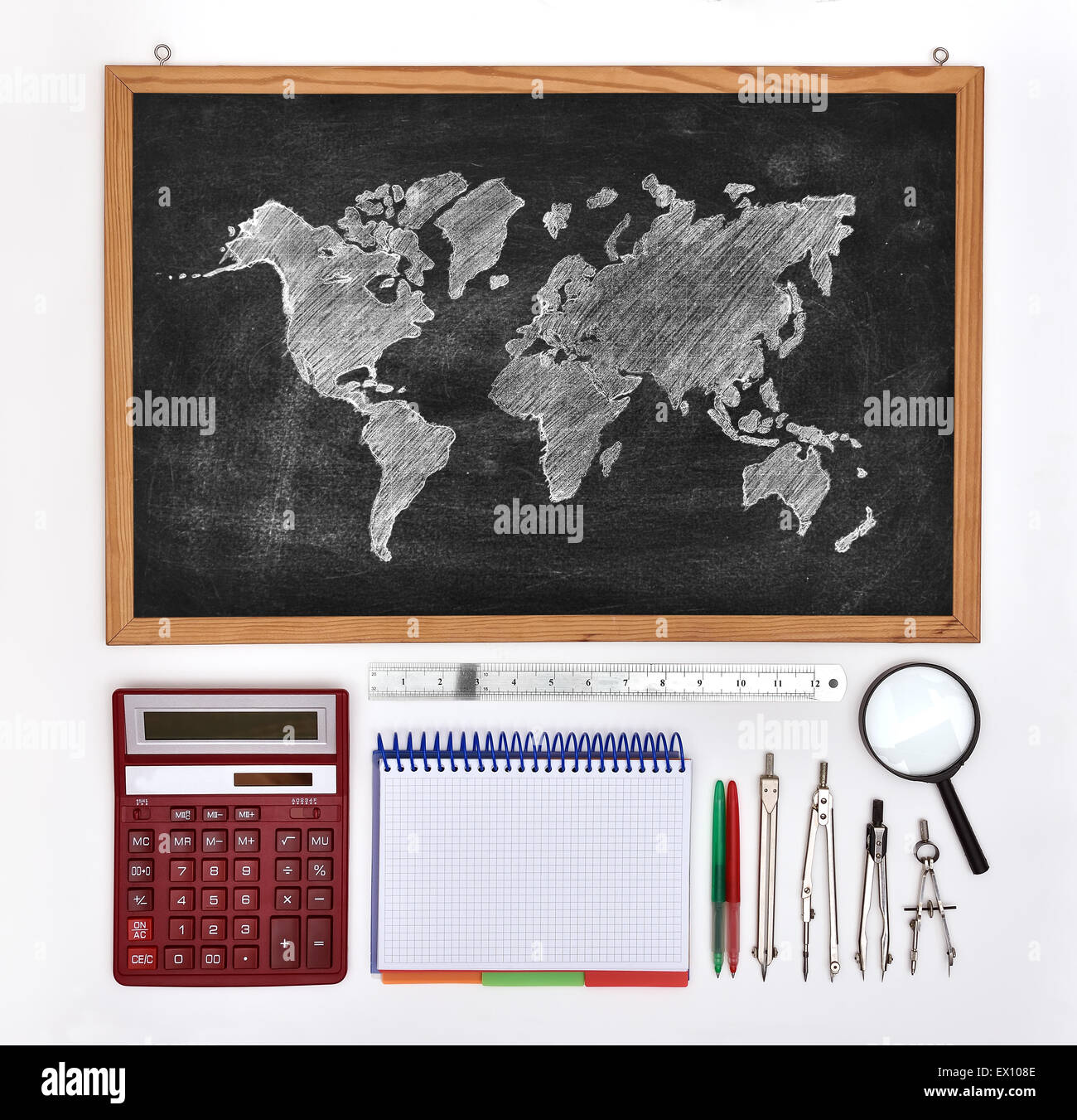 Chalk board con disegno mappa del mondo e gli elementi aziendali Foto Stock