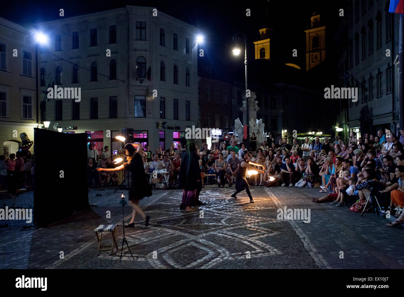 Lubiana, Slovenia. 02Luglio, 2015. Team Cupakabra durante il loro dragon mostra su Ana Desetnica Street arts festival di Ljubljana, Slovenia Credito: Nejc Trpin/Alamy Live News Foto Stock