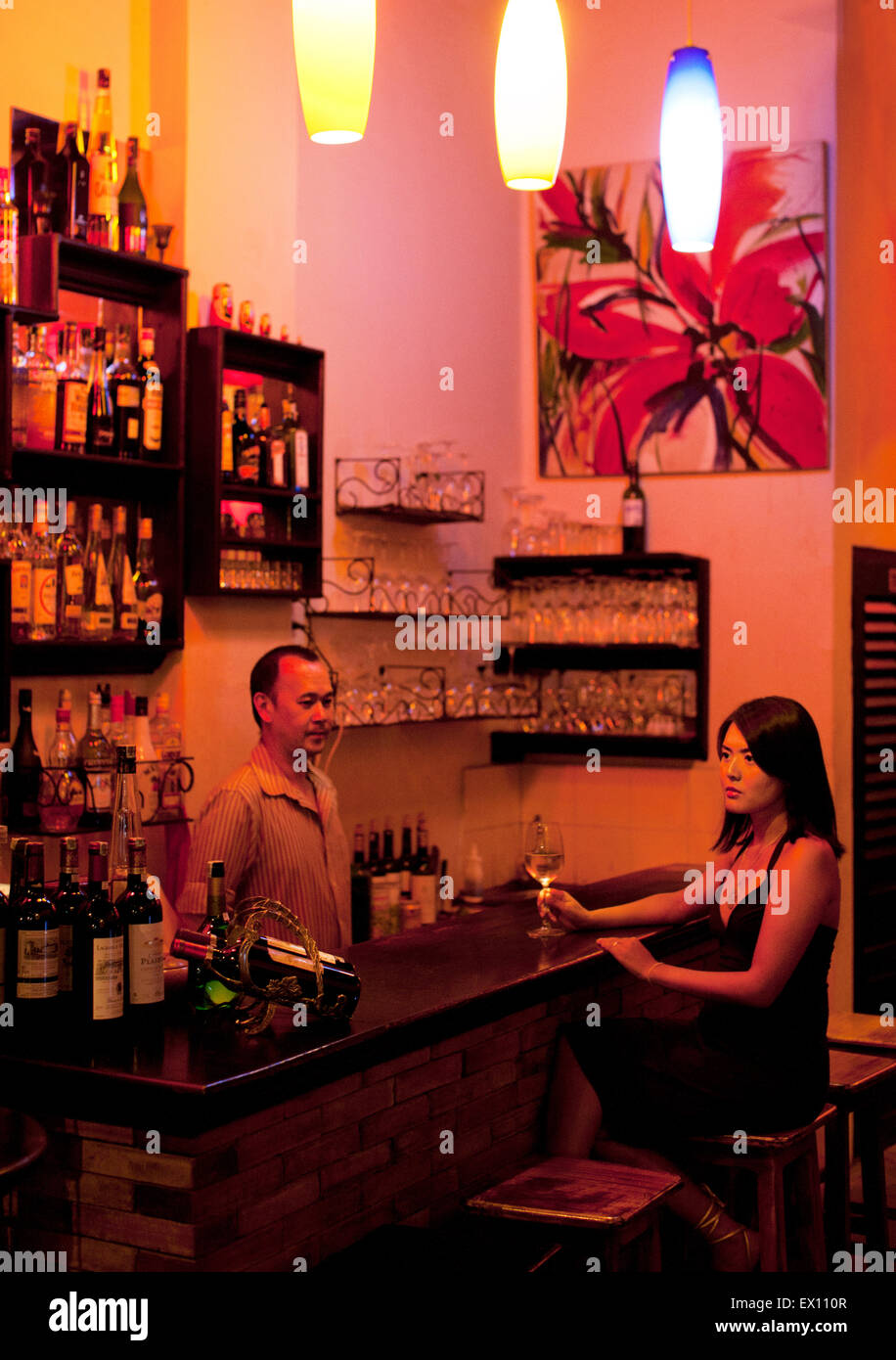 Una donna asiatica ha un drink al Pack fortuna Wine Bar a Luang Prabang, Laos. Foto Stock