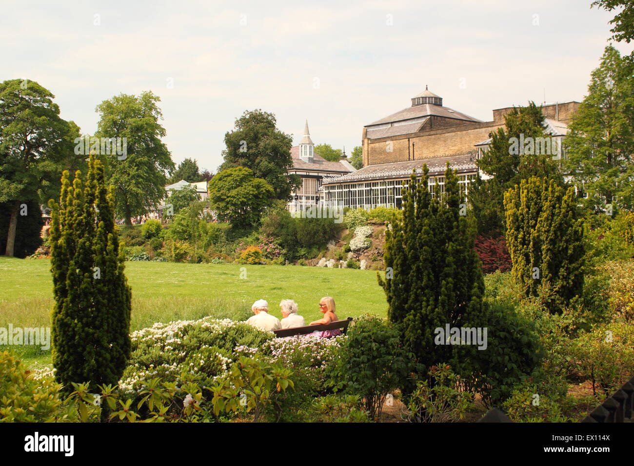 Le persone a rilassarsi nel Pavilion Gardens in BUXTON, DERBYSHIRE REGNO UNITO Inghilterra Foto Stock