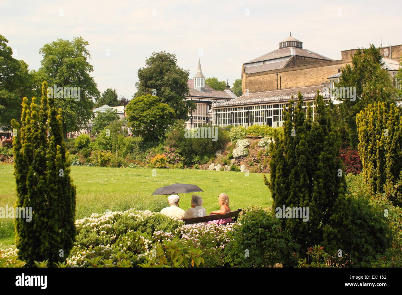 Le persone a rilassarsi nel Pavilion Gardens in BUXTON, DERBYSHIRE REGNO UNITO Inghilterra Foto Stock