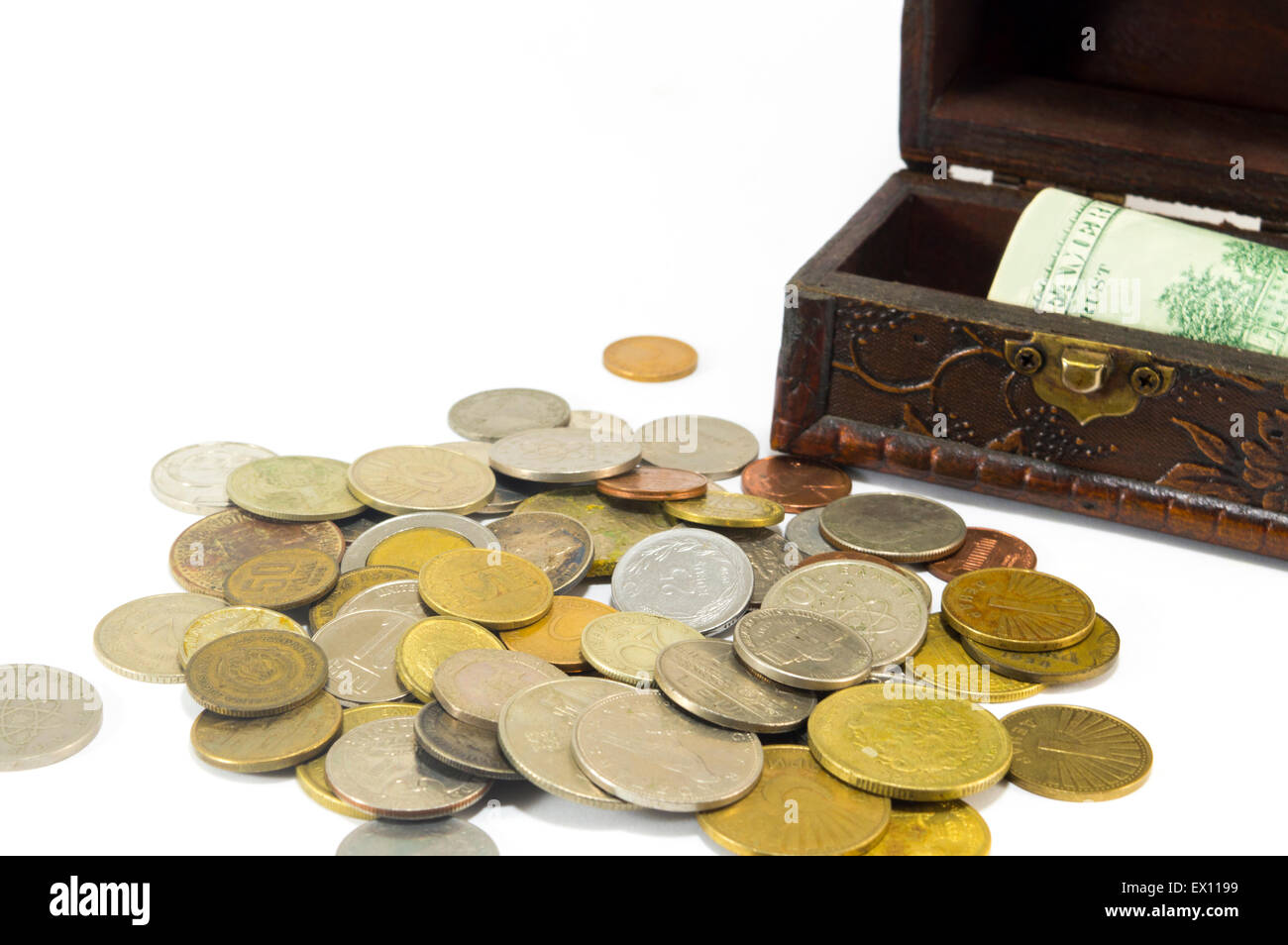 Le monete metalliche con le banconote nascoste nella casella isolato Foto Stock