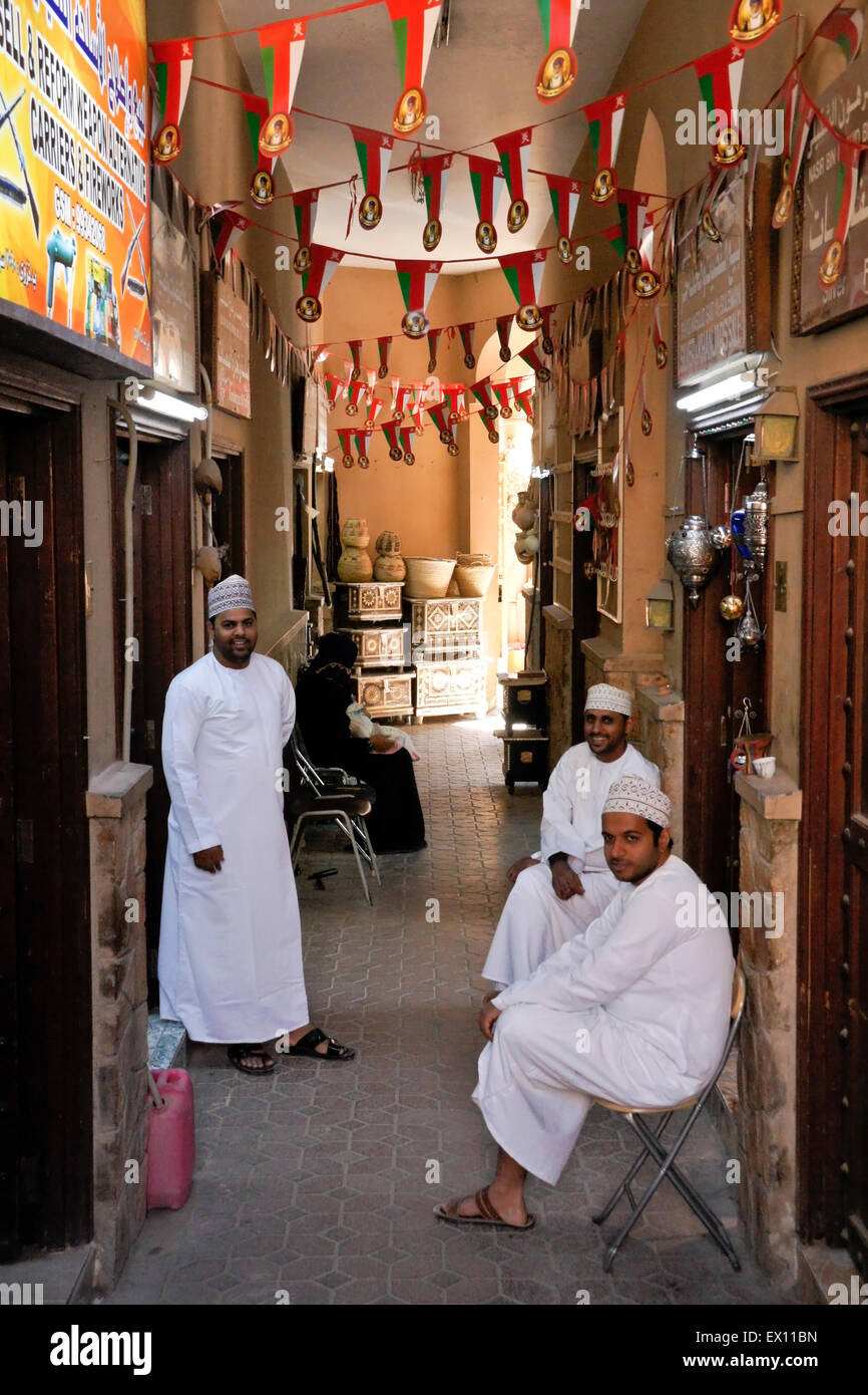 Persone in souq, Nizwa, Sultanato di Oman Foto Stock