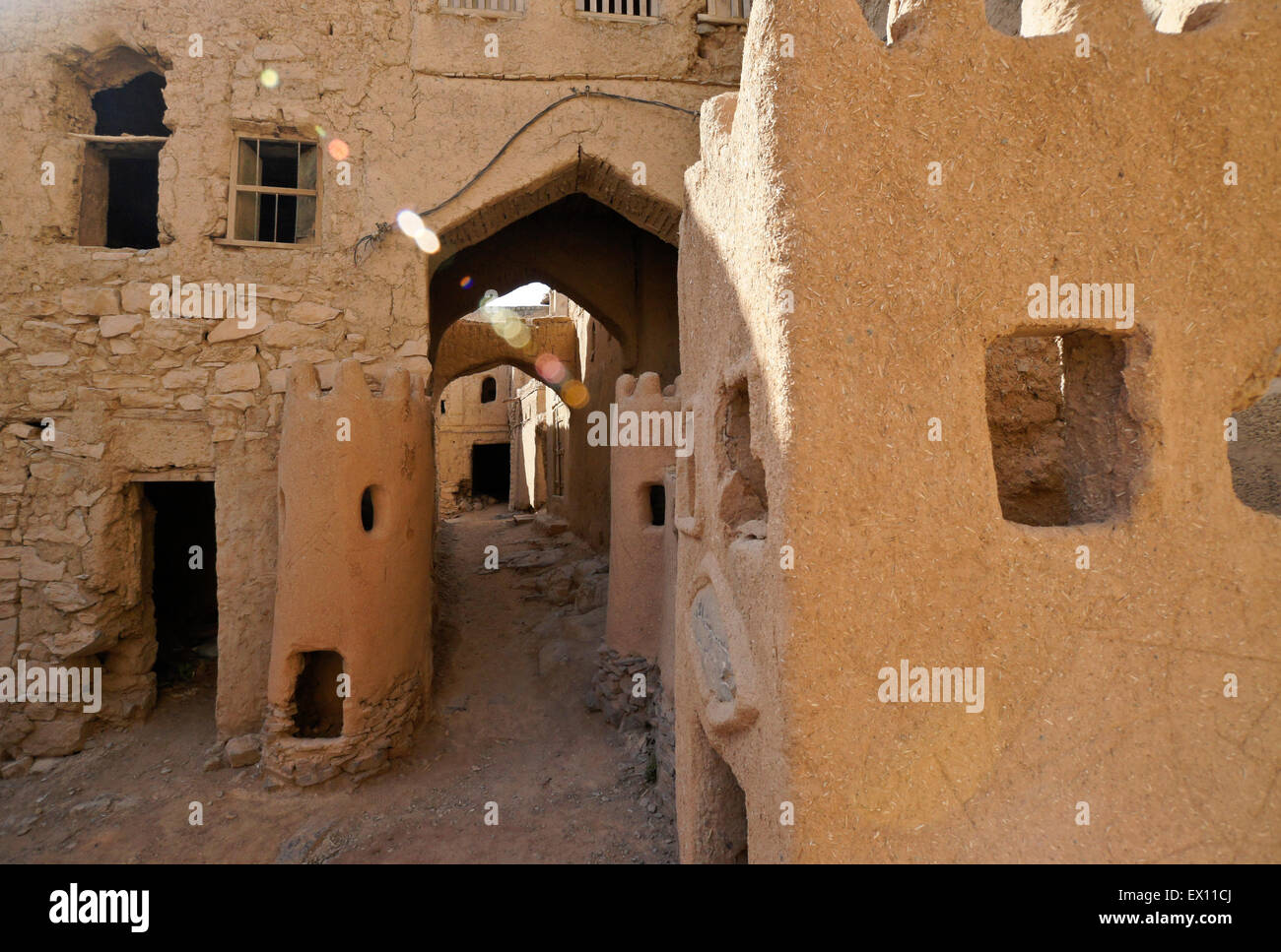 Resti di edifici mudbrick nella vecchia sezione di Al-Hamra, Oman Foto Stock