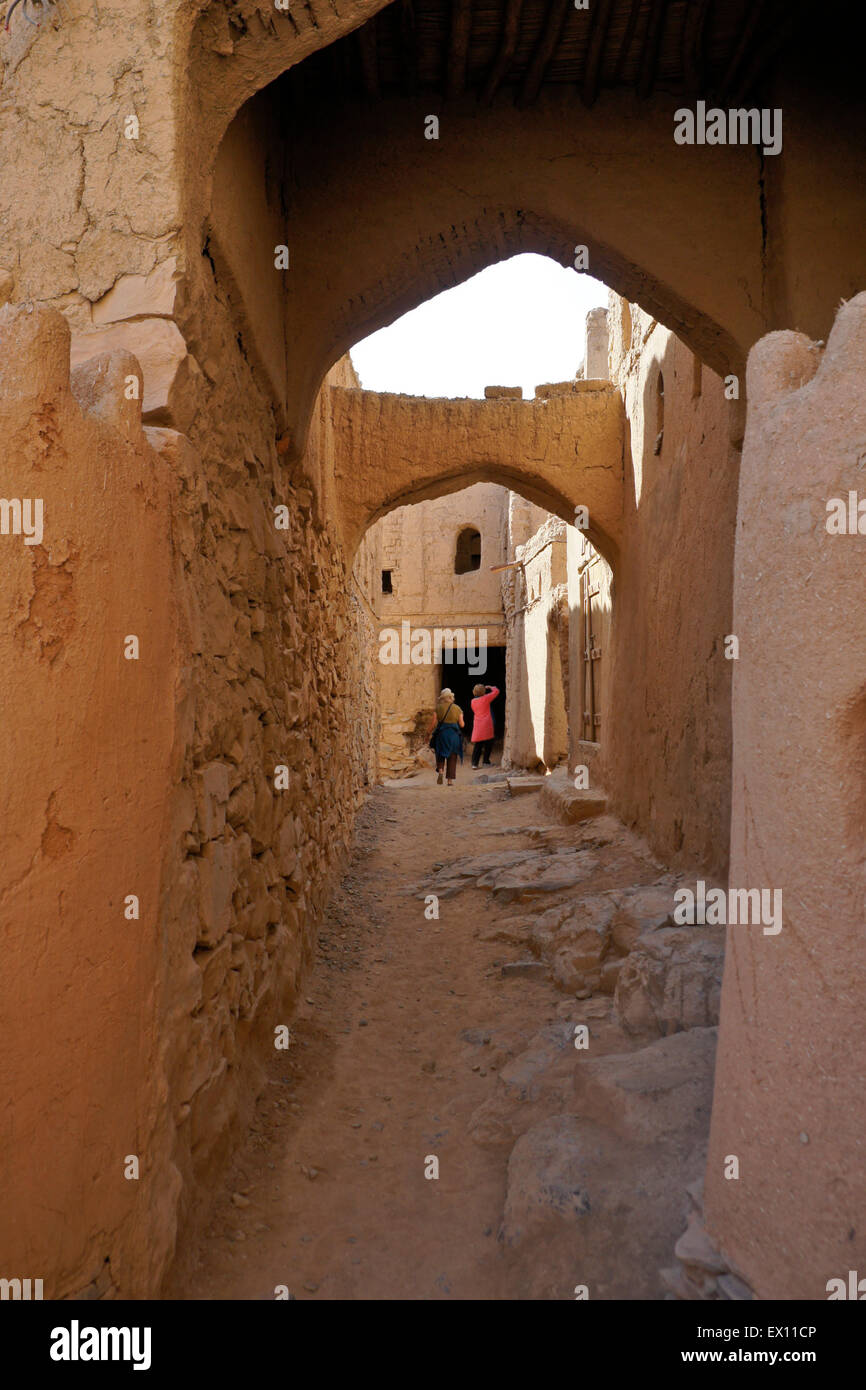 Resti di edifici mudbrick nella vecchia sezione di Al-Hamra, Oman Foto Stock