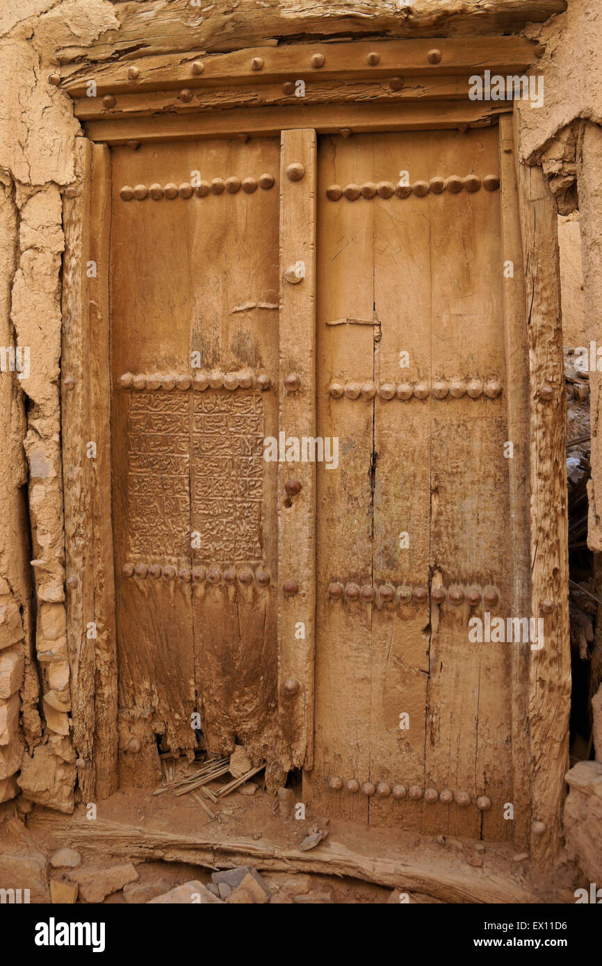 Legno intagliato porta nella vecchia sezione di Al-Hamra, Sultanato di Oman Foto Stock