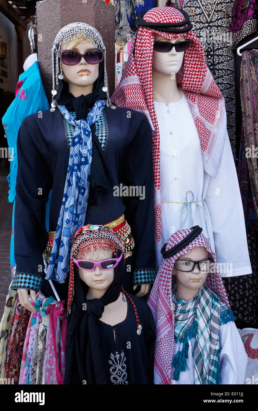 Mannequins al di fuori del negozio nel Suk di tessili, Bastakia Quartiere Vecchio, Dubai, Emirati Arabi Uniti Foto Stock