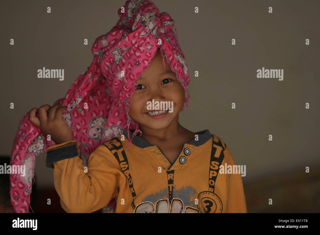 Un bambino è vedere in rifugi temporanei in prossimità della frontiera China-Myanmar cancello al confine della città di Nansan cinese della provincia dello Yunnan Foto Stock