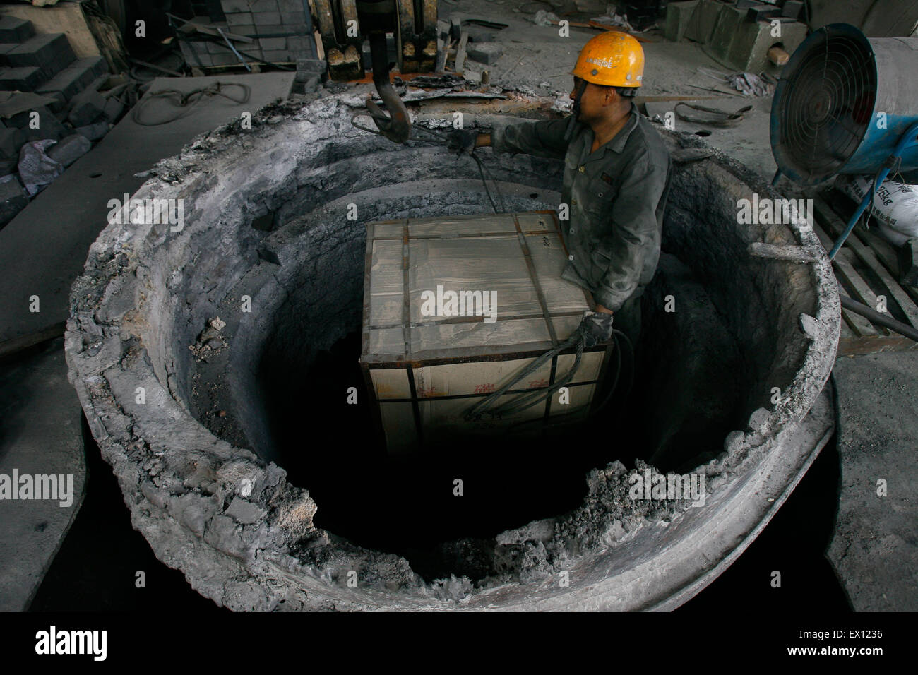 Un operaio lavora in un laboratorio di un ferro da stiro e impianto siderurgico a Wuhan, provincia di Hubei il 3 settembre 2009. VCP Foto Stock