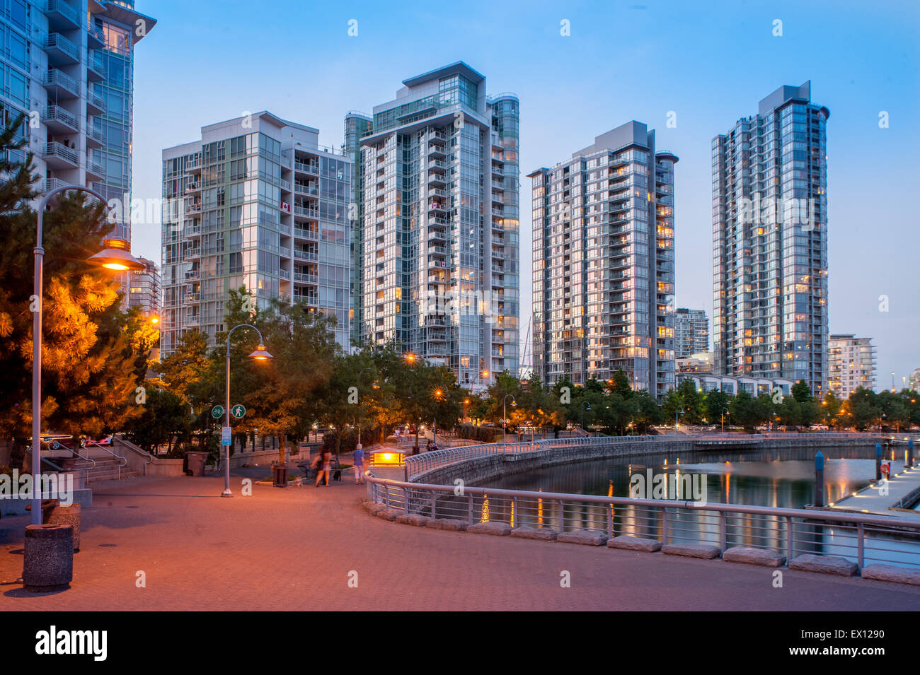 Appartamento Residenziale Torri in Vancouver Yaletown quartiere. Vancouver Real Estate Skyline. Foto Stock