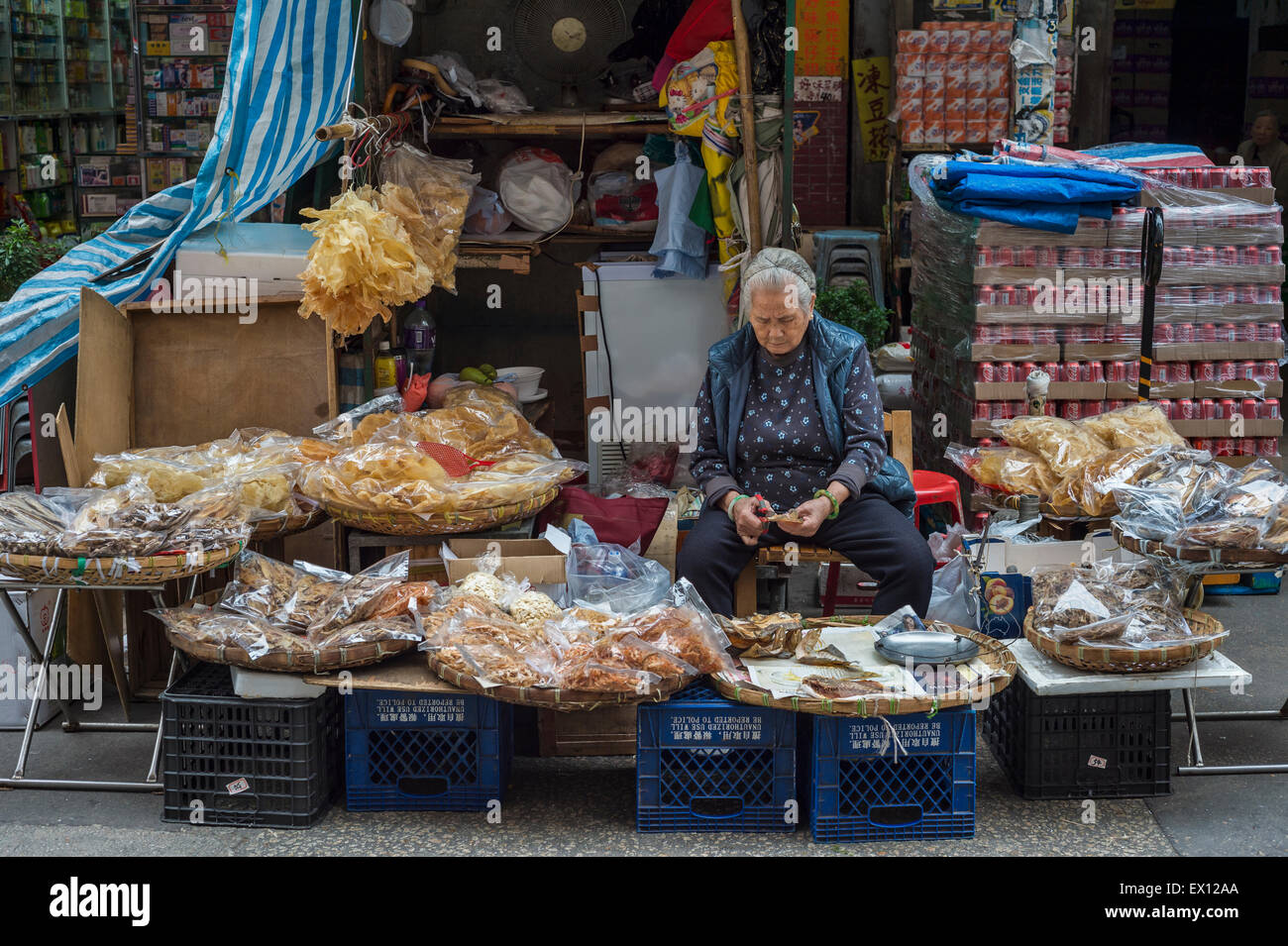 Vecchia donna lavorare in un mercato di Hong Kong Foto Stock