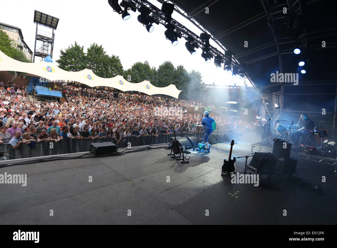 Manchester, Regno Unito. 3 Luglio, 2015. Banda di Manchester I Am Kloot eseguire live all'estate in città evento a Castlefield ciotola. © Alamy Live News/ © Simon Newbury/Alamy Live News Credito: Simon Newbury/Alamy Live News Foto Stock