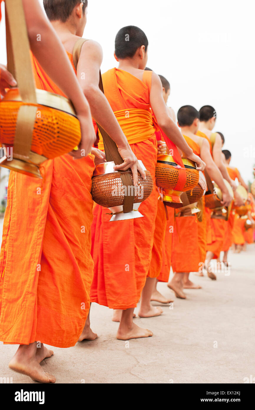 Elaborazione di monaci per la alms nelle prime ore del mattino, a mille anni di tradizione a Luang Prabang, Laos.. Foto Stock