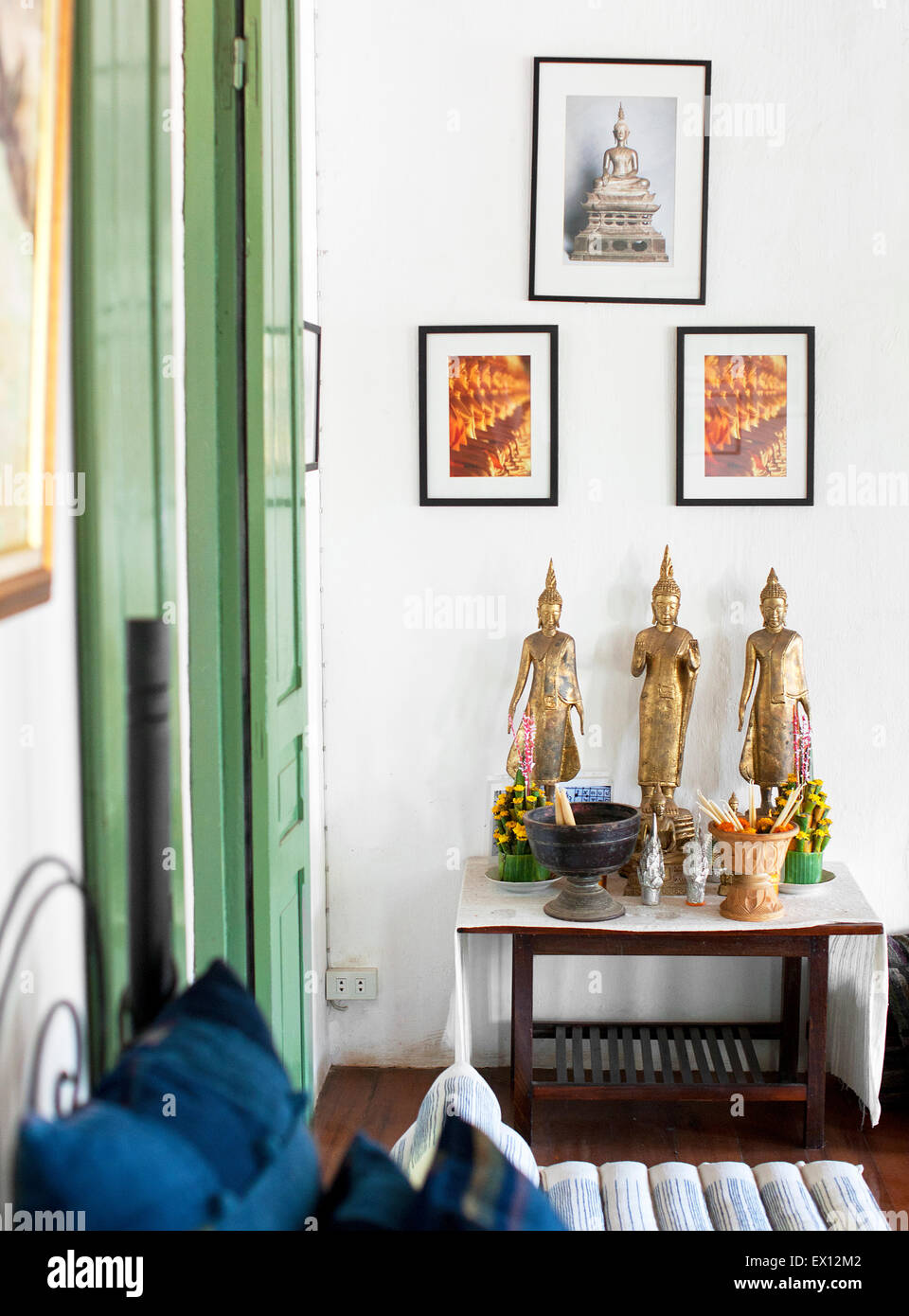 Gli oggetti in vendita presso Laha, un 2-piano negozio di tessili nella parte anteriore del Museo Nazionale. Luang Prabang,Laos Foto Stock