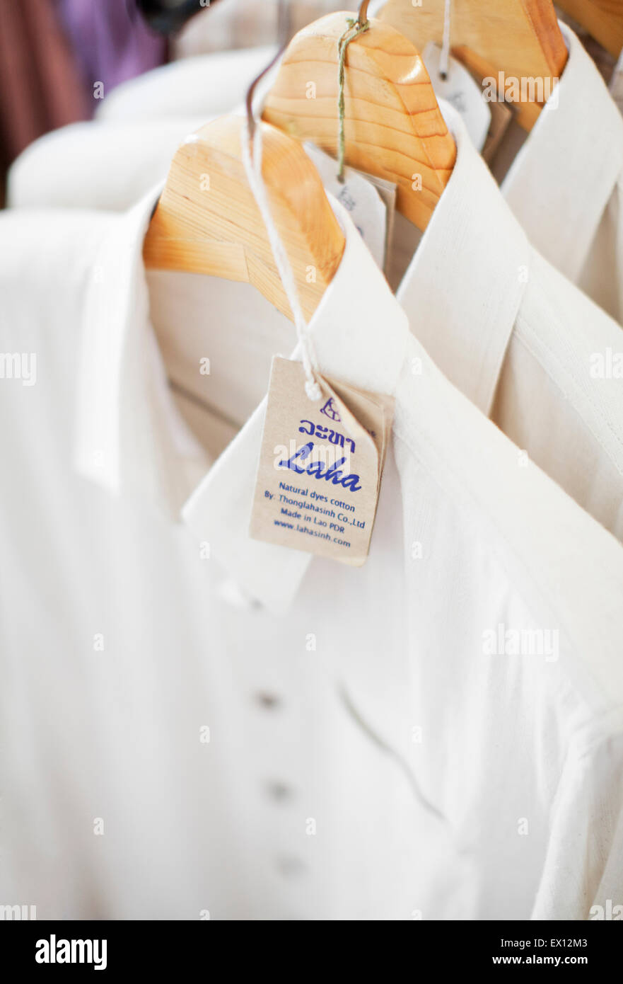 Gli oggetti in vendita presso Laha, un 2-piano negozio di tessili nella parte anteriore del Museo Nazionale. Luang Prabang,Laos Foto Stock