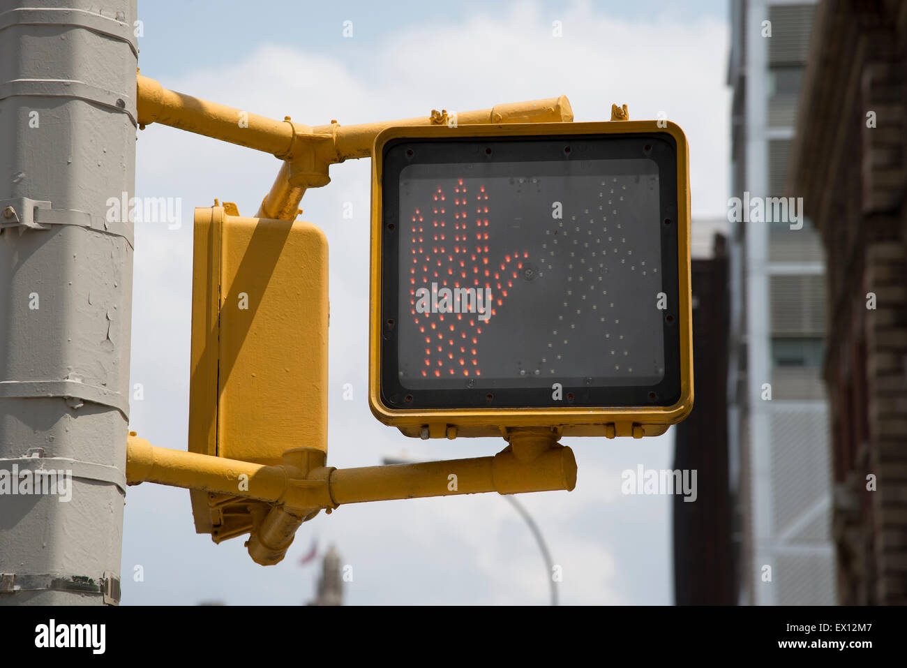 Attraversamento pedonale 'red mano' non segno a forma di croce in New York STATI UNITI D'AMERICA Foto Stock