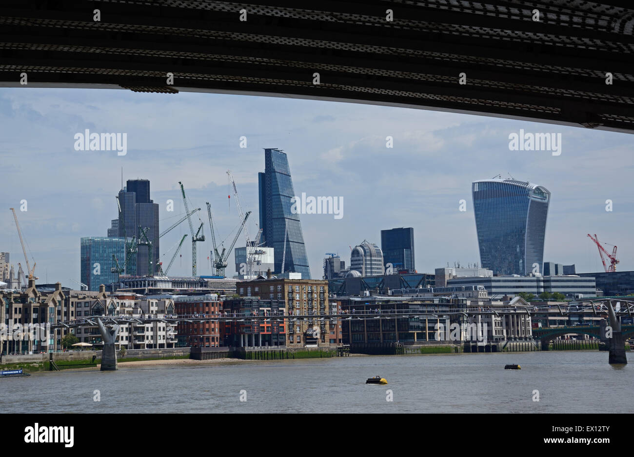 Lo Skyline della citta', sotto il ponte di Londra. In Inghilterra. Foto Stock