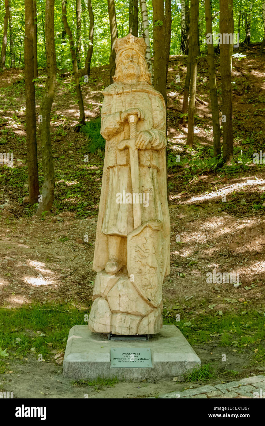 Venceslao II di Boemia re statua in legno vicino castello di Checiny, Polonia Foto Stock