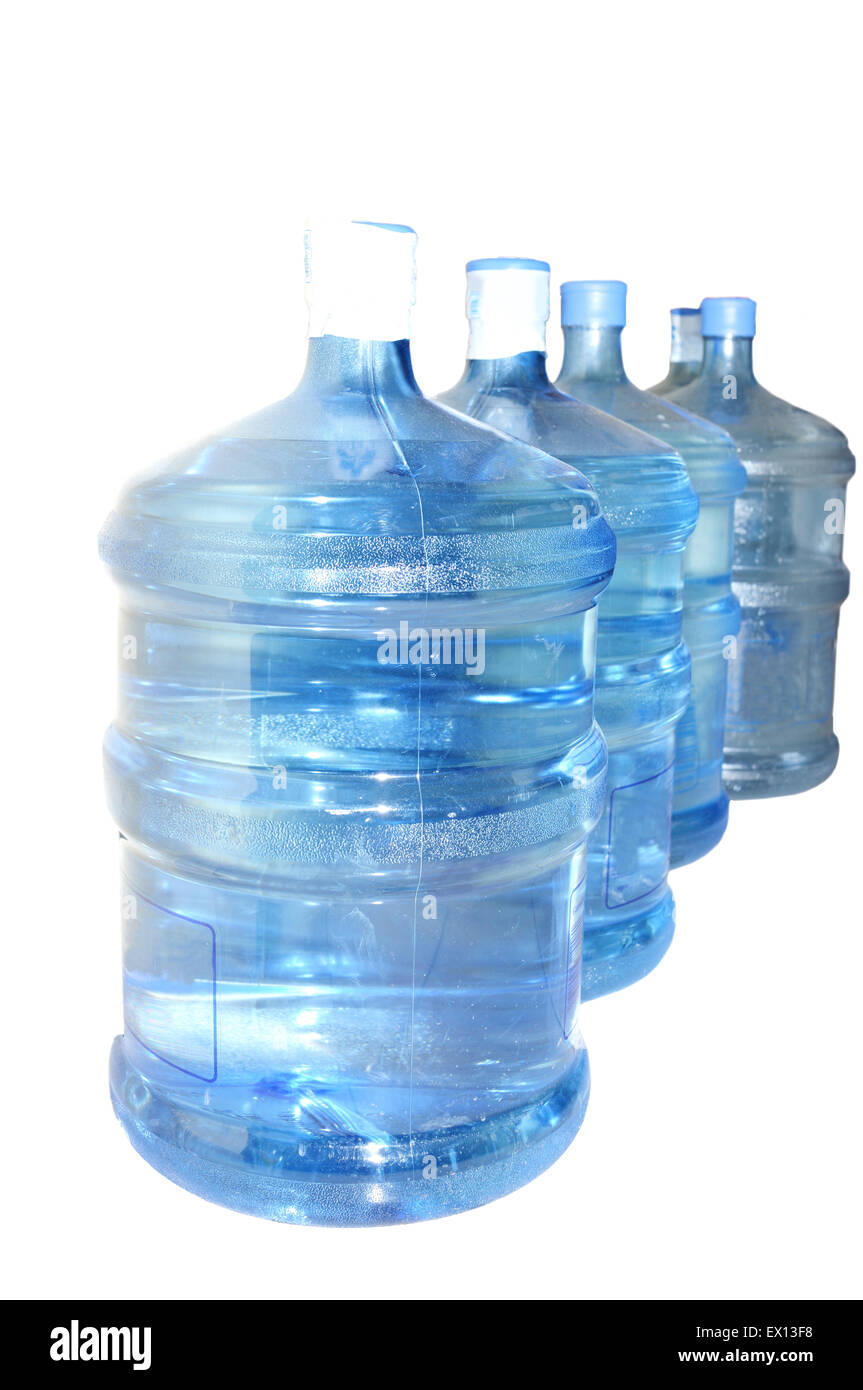 Diverse bottiglie di acqua isolate su uno sfondo bianco Foto Stock