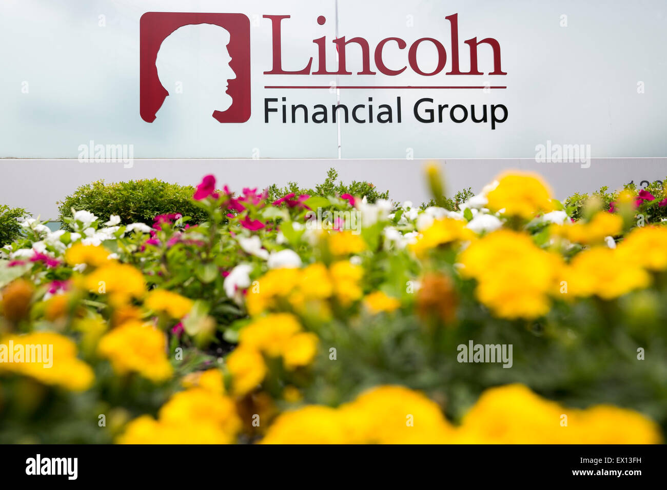 Un logo segno al di fuori della sede del Lincoln National Corporation, società madre del Lincoln Financial Group, in Stra Foto Stock
