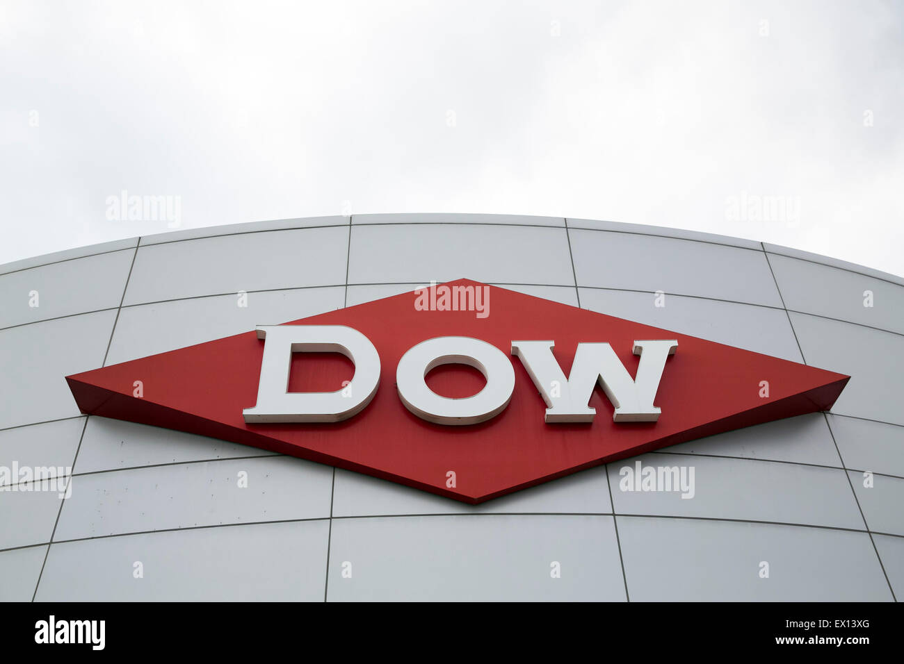 Un segno del logo al di fuori di una struttura occupata dalla Dow Chemical Company a Newark, Delaware. Foto Stock