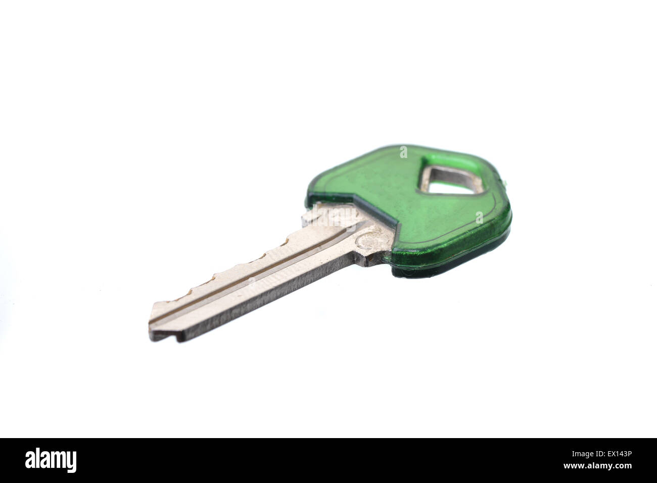 Ripresa macro di una chiave con un coperchio verde su bianco Foto Stock