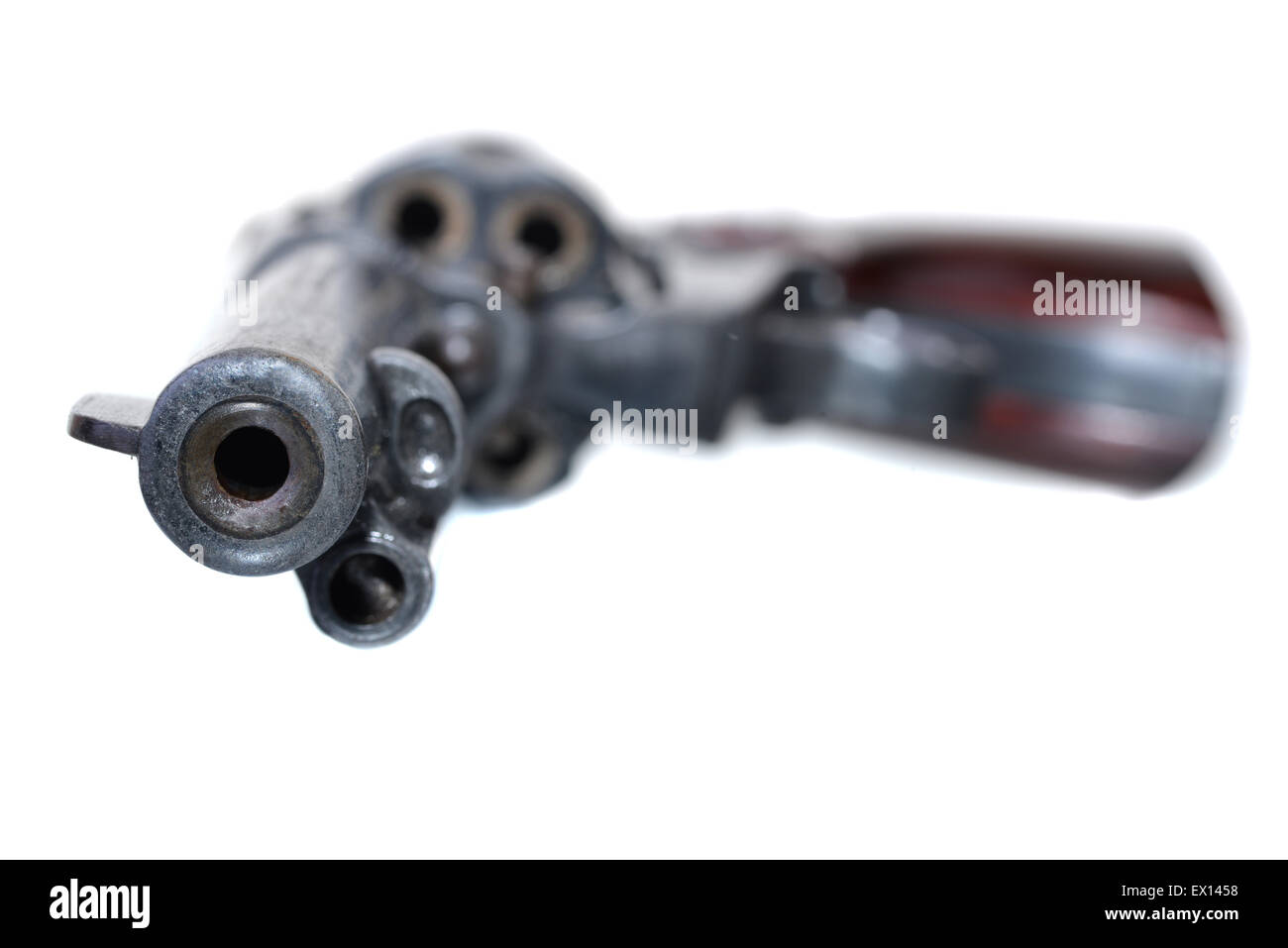 In prossimità di un vecchio sparatutto sei revolver con messa a fuoco poco profonde sulla canna isolato su bianco Foto Stock