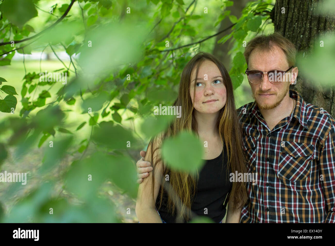 Ritratto di giovane coppia in piedi in un parco. Foto Stock