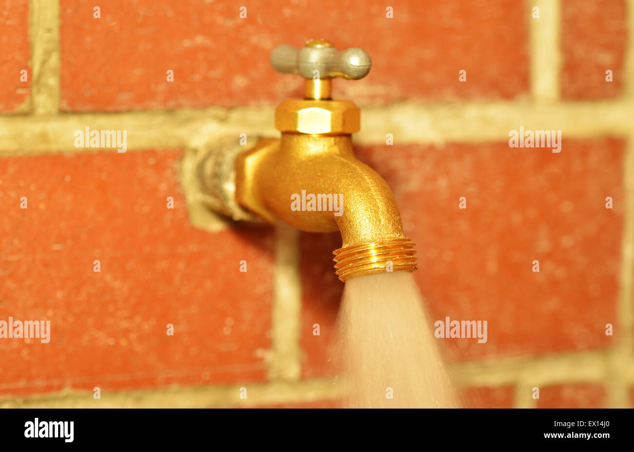 Close up tradizionale di un rubinetto di acqua aperta con acqua in esecuzione Foto Stock