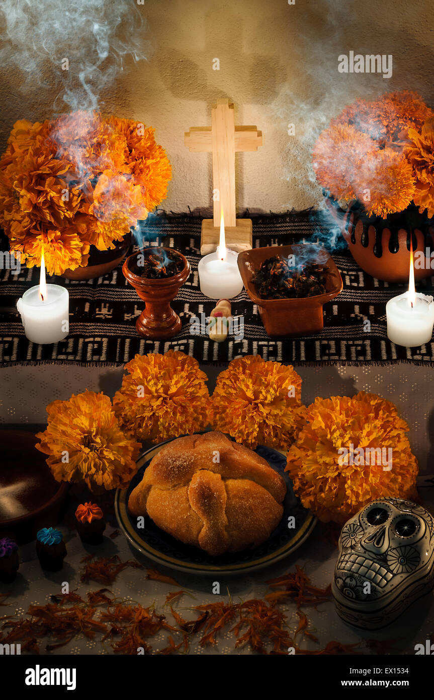 Tradizionale messicano il giorno dei morti altare con pan de muerto e candele Foto Stock