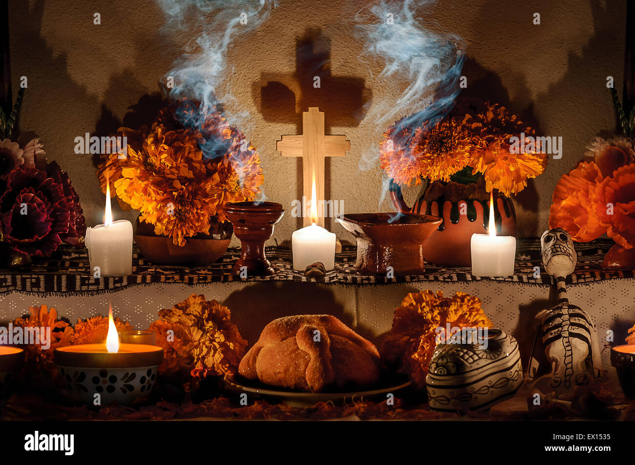Tradizionale messicano il giorno dei morti altare con pan de muerto e candele Foto Stock