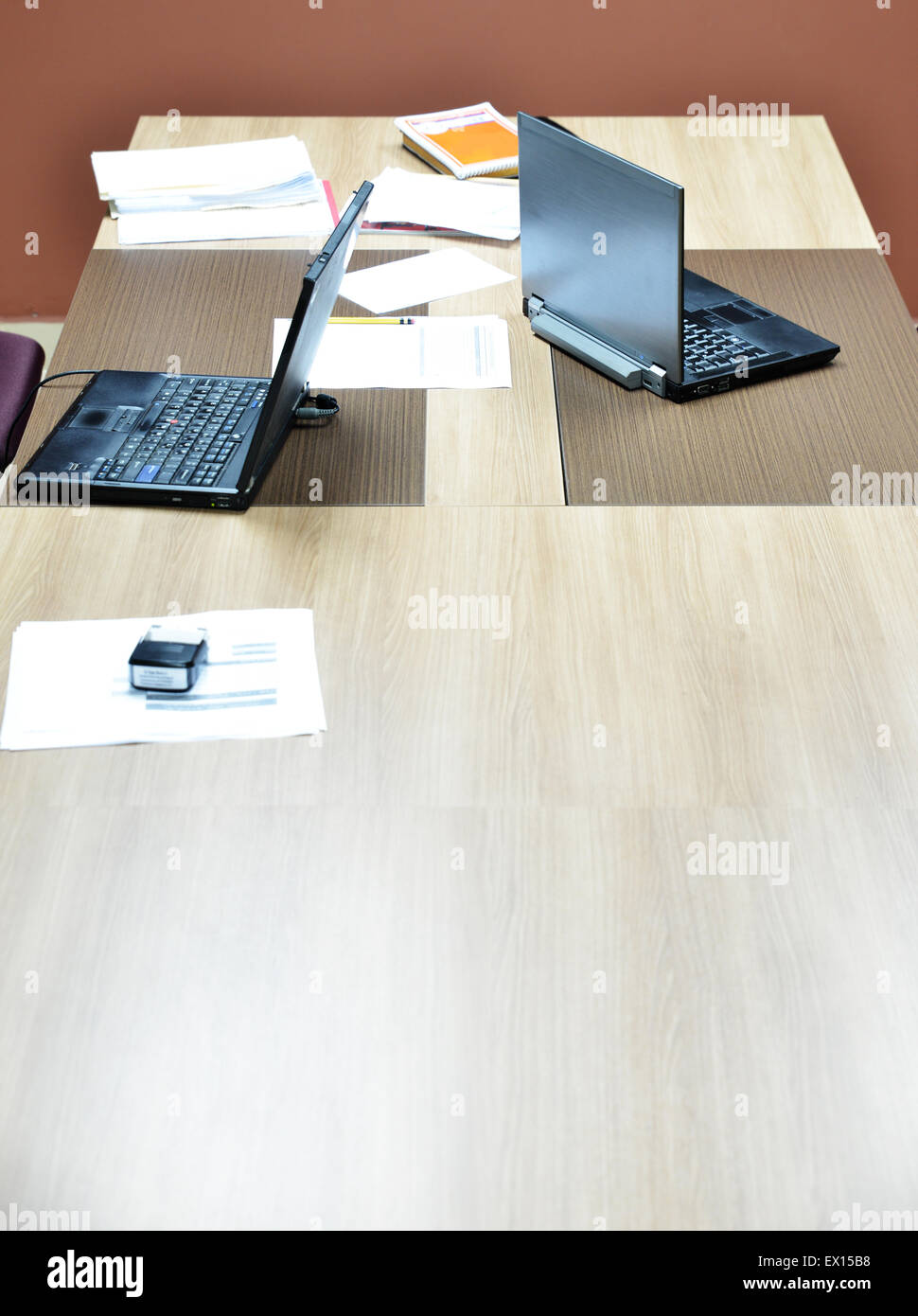 Immagine ravvicinata di un tavolo da riunione in un ufficio Foto Stock