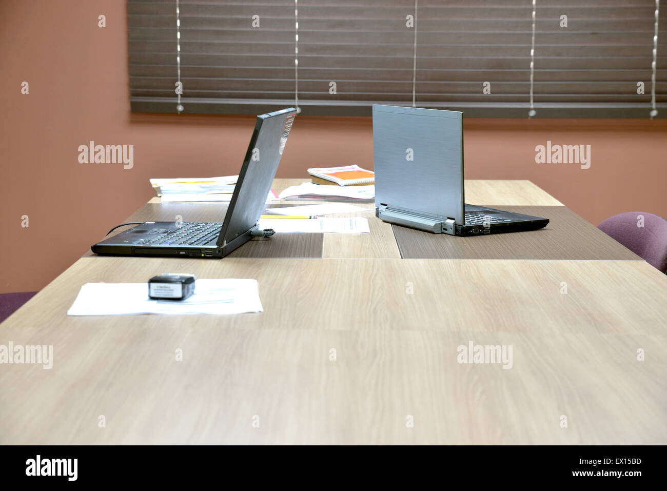 Close up di un tavolo da riunione con i computer portatili sul lato superiore Foto Stock
