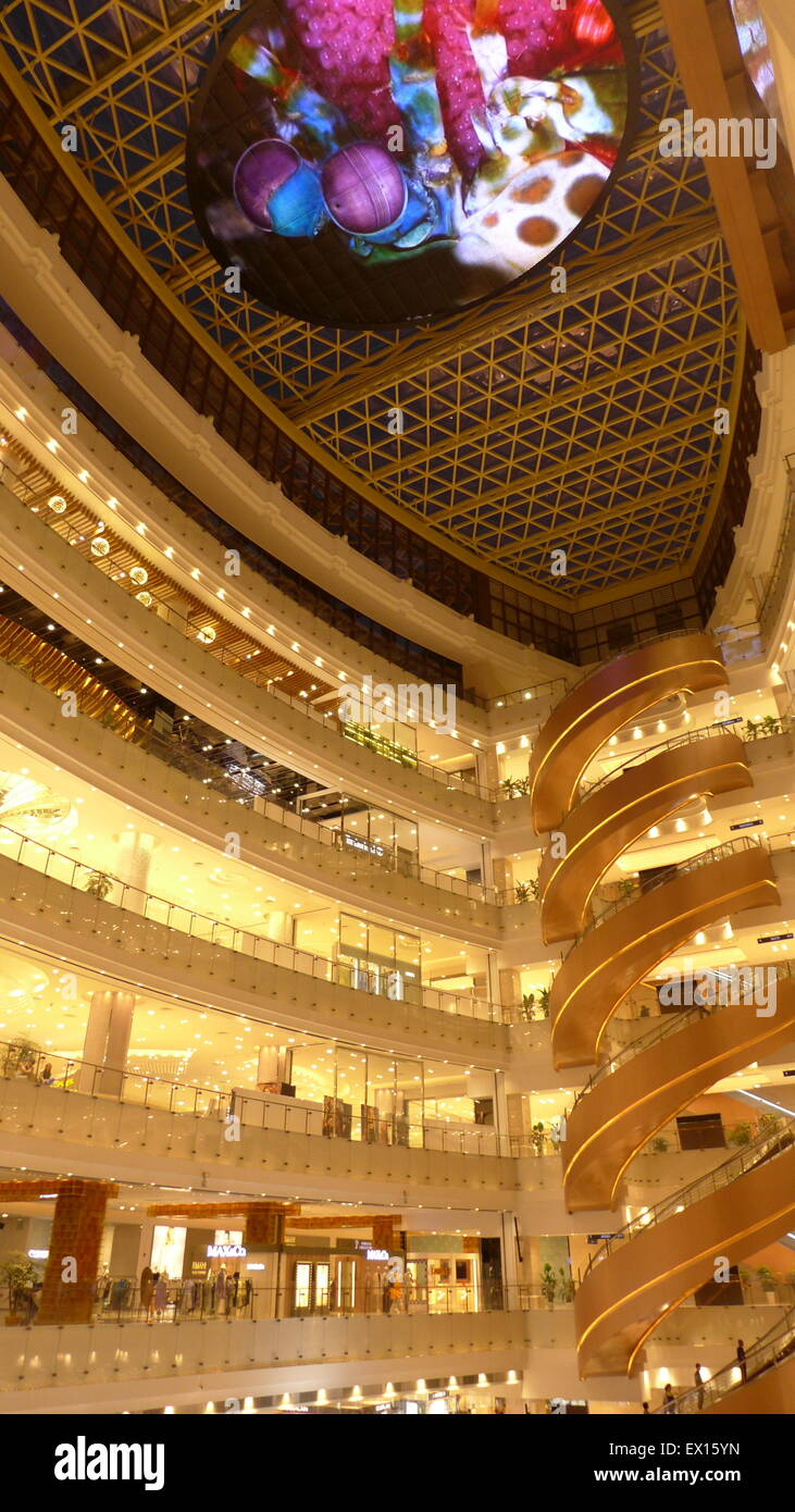 Moderno centro commerciale cinese di Shanghai Foto Stock