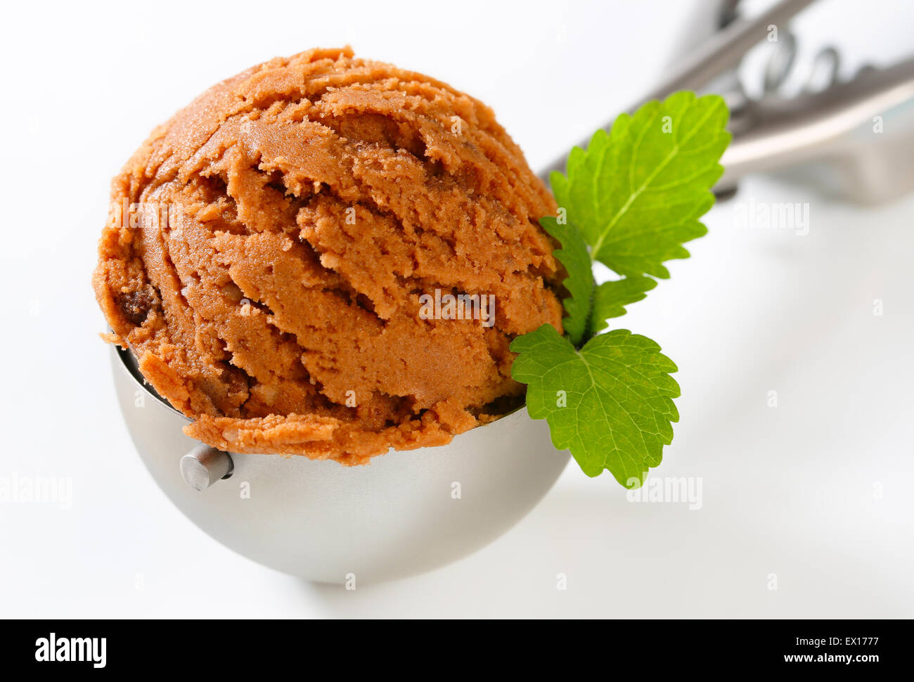 Cucchiaio di salsa al cioccolato gelato Foto Stock