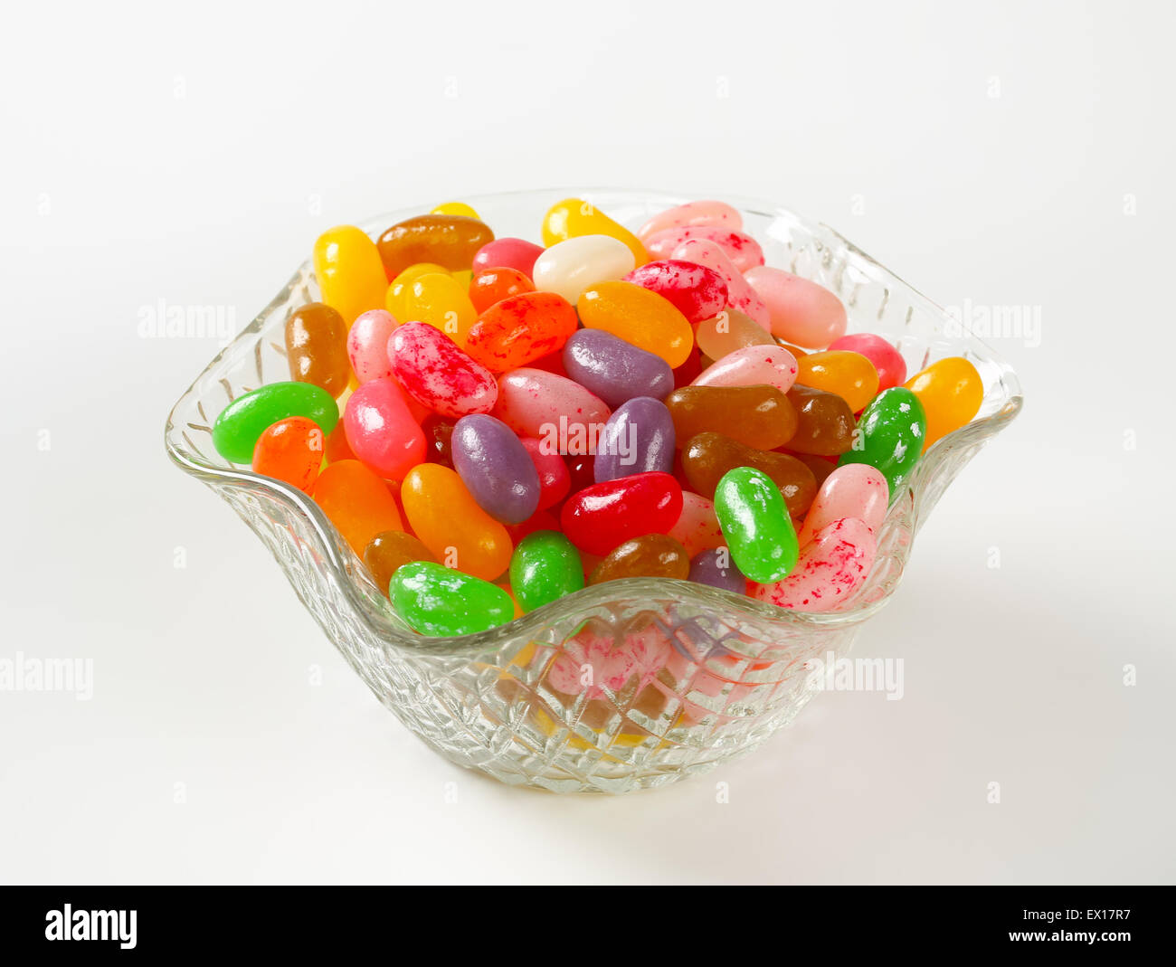 Un assortimento di Jelly Beans in una ciotola di vetro Foto Stock