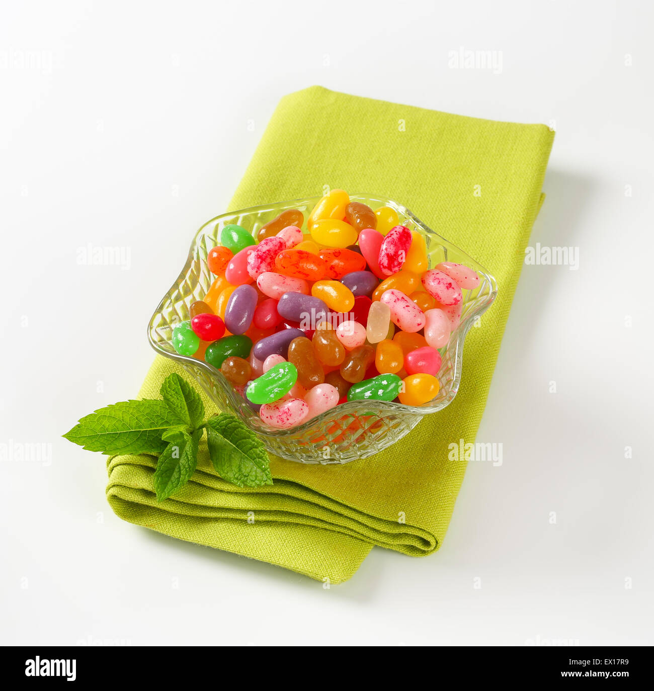 Un assortimento di Jelly Beans in una ciotola di vetro Foto Stock
