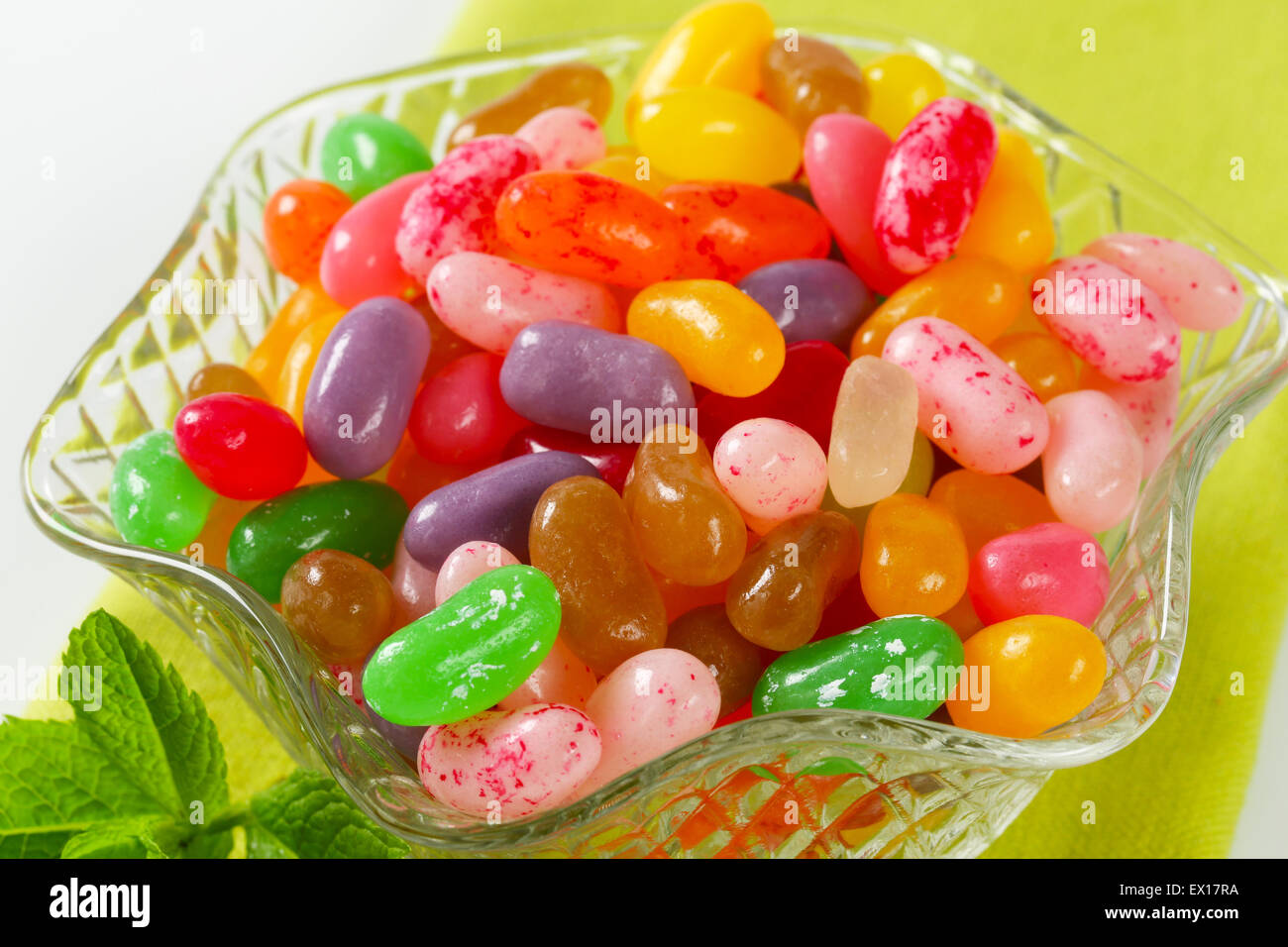 Un assortimento di Jelly Beans in una ciotola di vetro Foto Stock