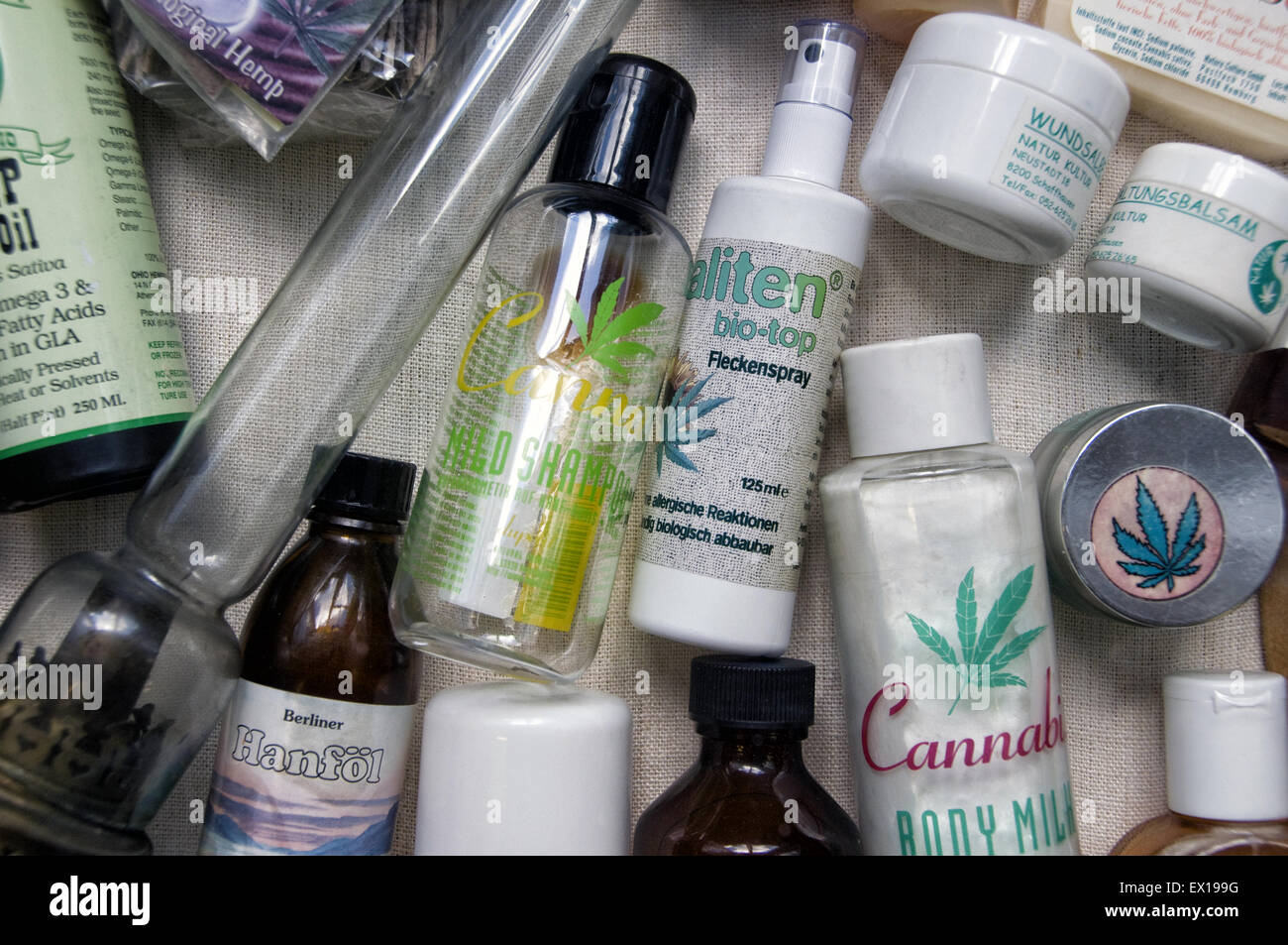 Prodotti farmaceutici a base di cannabis esposti al Hemp o al Museo Hanf, che espone ed esamina la Cannabis da varie prospettive Berlino Germania Foto Stock