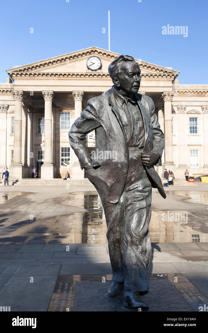Regno Unito, Huddersfield, la stazione ferroviaria e la statua di Harold Wilson in St George Square. Progettata dallo scultore Ian Walters e svelato Foto Stock