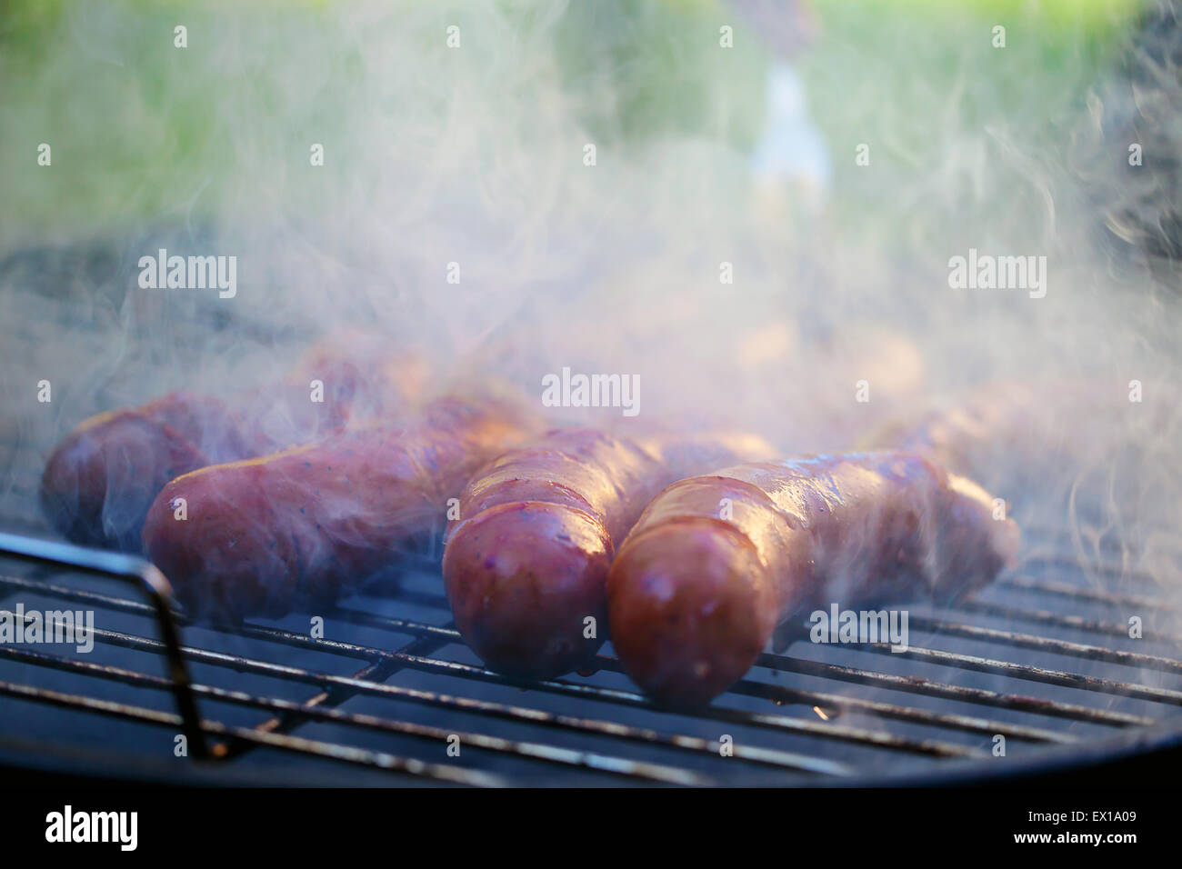 Salsicce sul barbecue Foto Stock